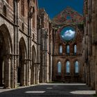 Toskana - San Galgano - Klosterruine mit Wolke