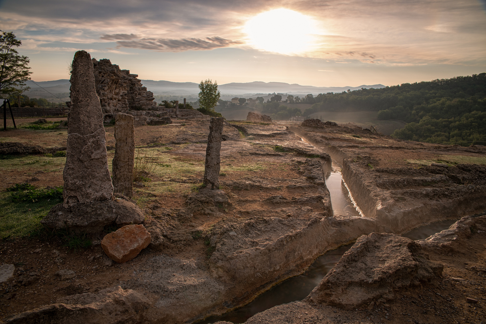 Toskana, Val d'Orcia, antike Mühlenruinen