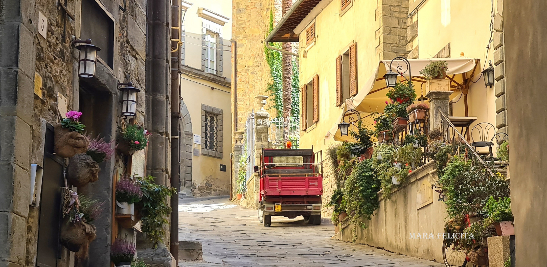 TOSKANA - verträumte Strasse in Cortona