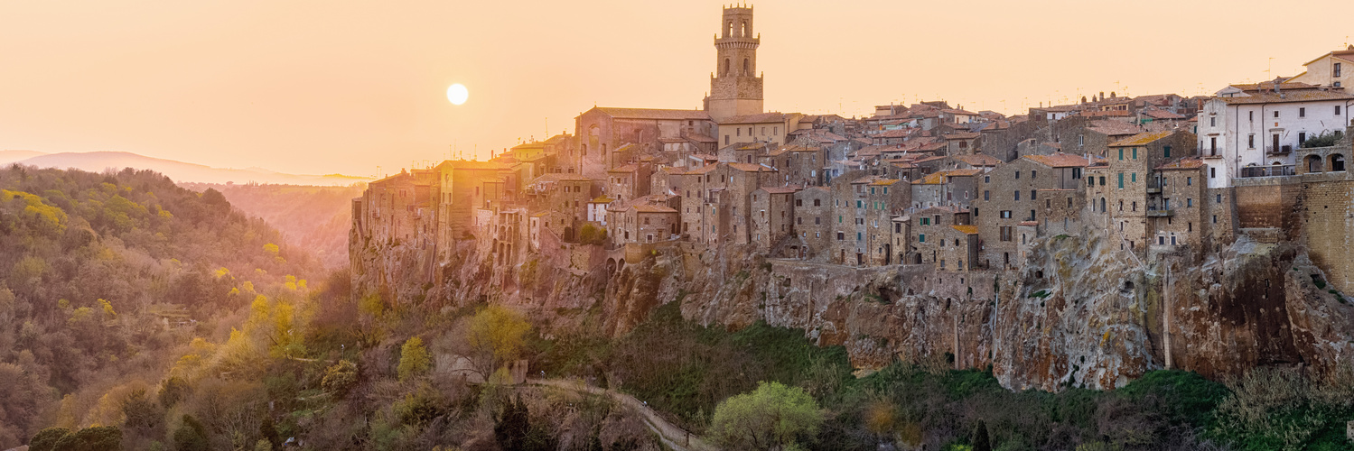 Toskanische Altstadt von Pitigliano bei Sonnenuntergang