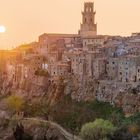 Toskanische Altstadt von Pitigliano bei Sonnenuntergang