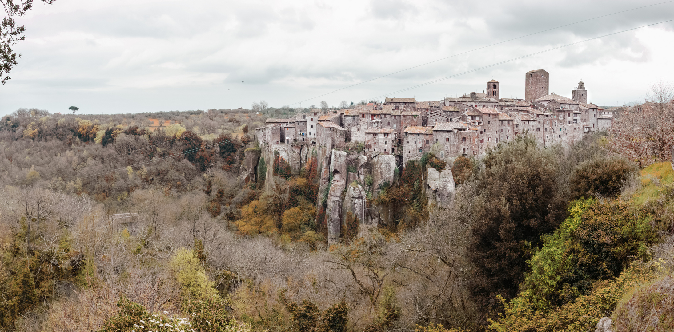 Toskanische Altstadt von Vitorchiano in der Naturlandschaft