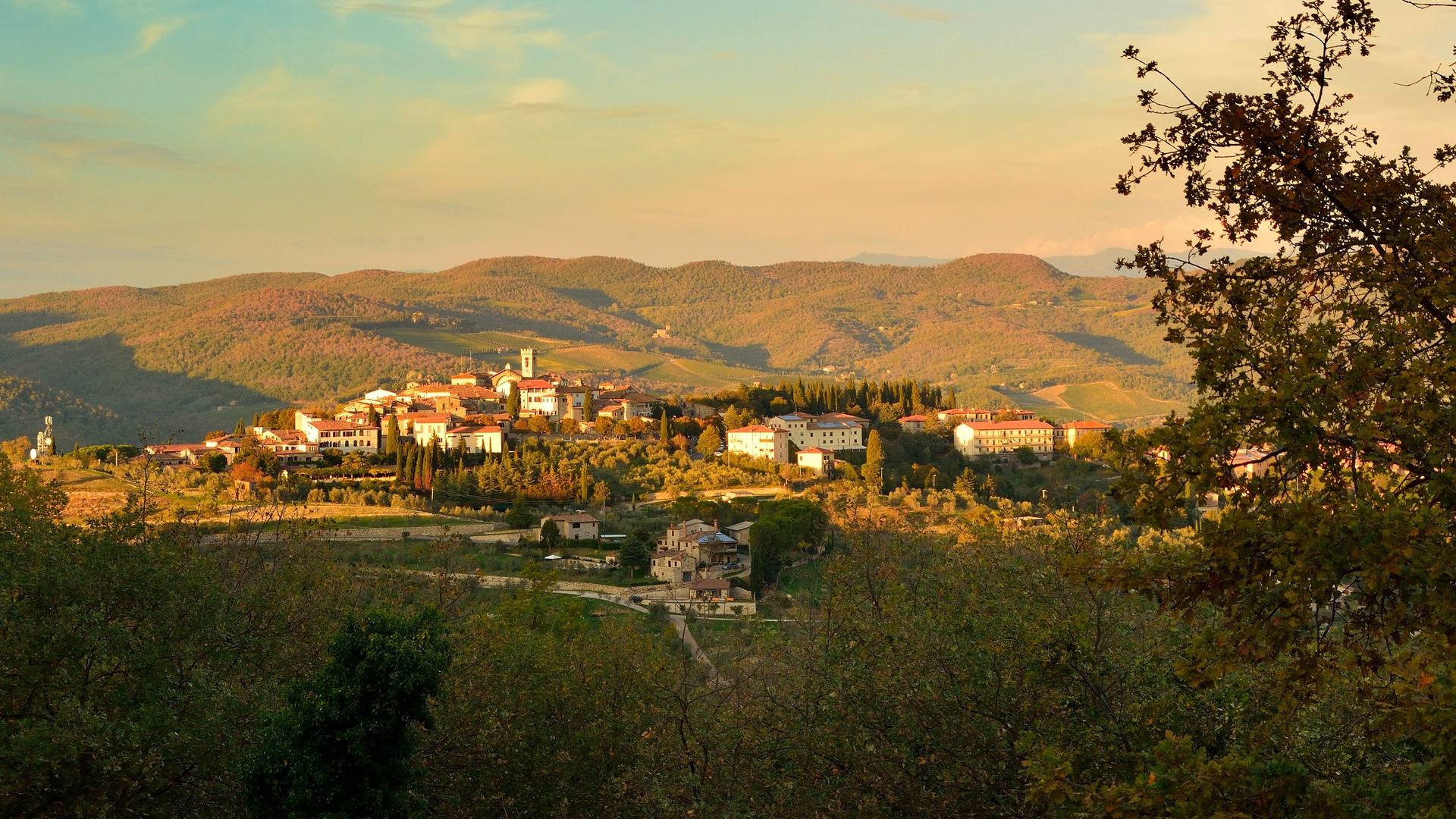 toskanisches Dorf in der Abendsonne