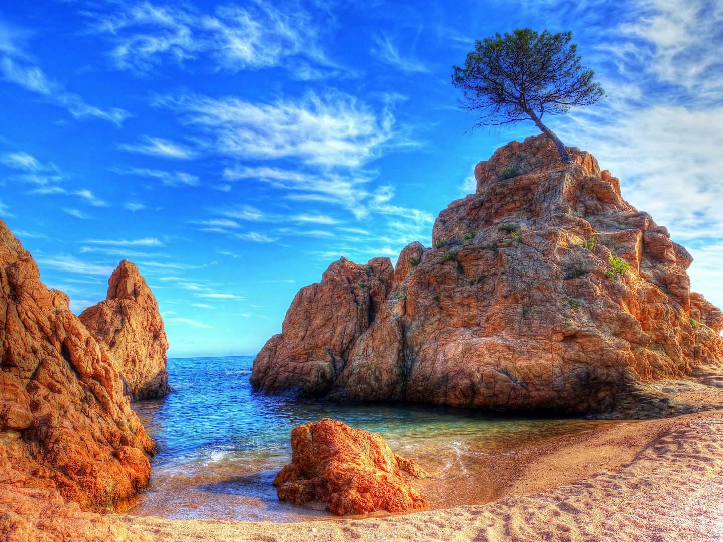 Tossa de Mar - roques a la platja Mar Menuda - La Selva