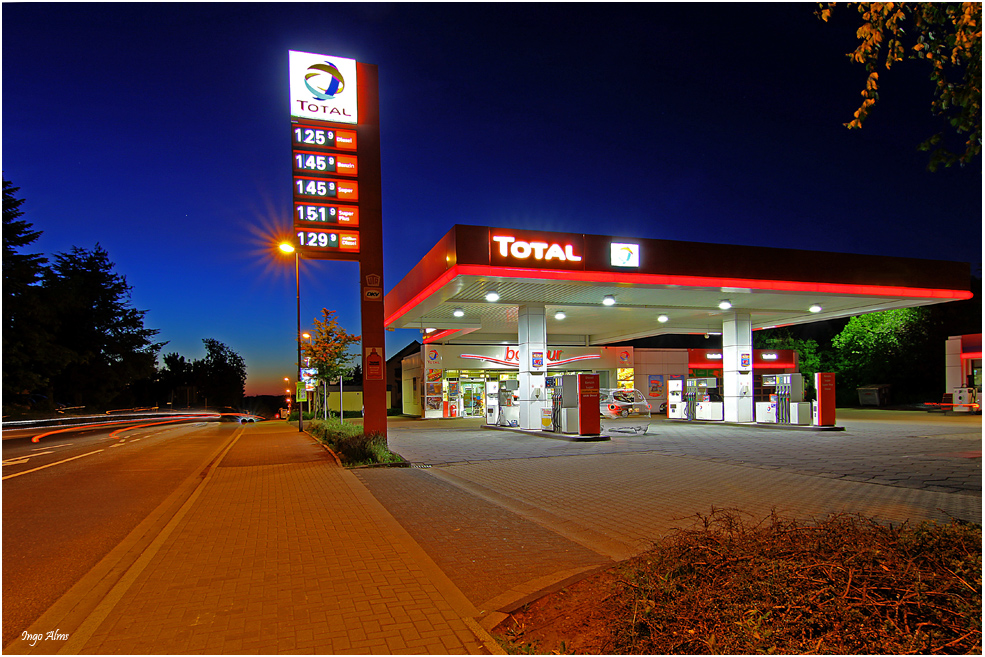 Total Tankstelle in Halver Foto & Bild | architektur, architektur bei nacht, motive Bilder auf ...