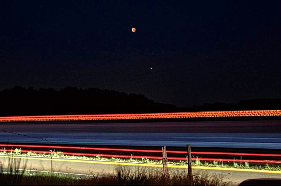 Totale Mondfinsternis mit Busverkehr