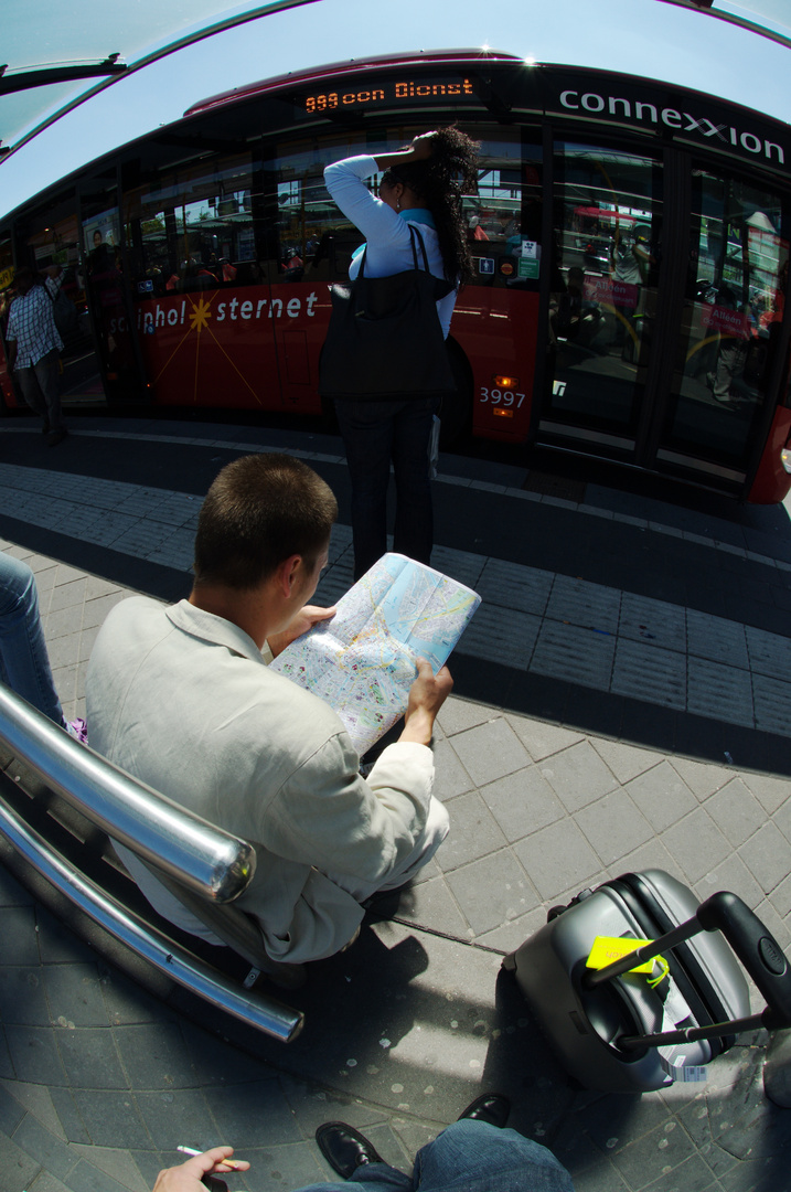 Totally Lost in Amsterdam, Schiphol