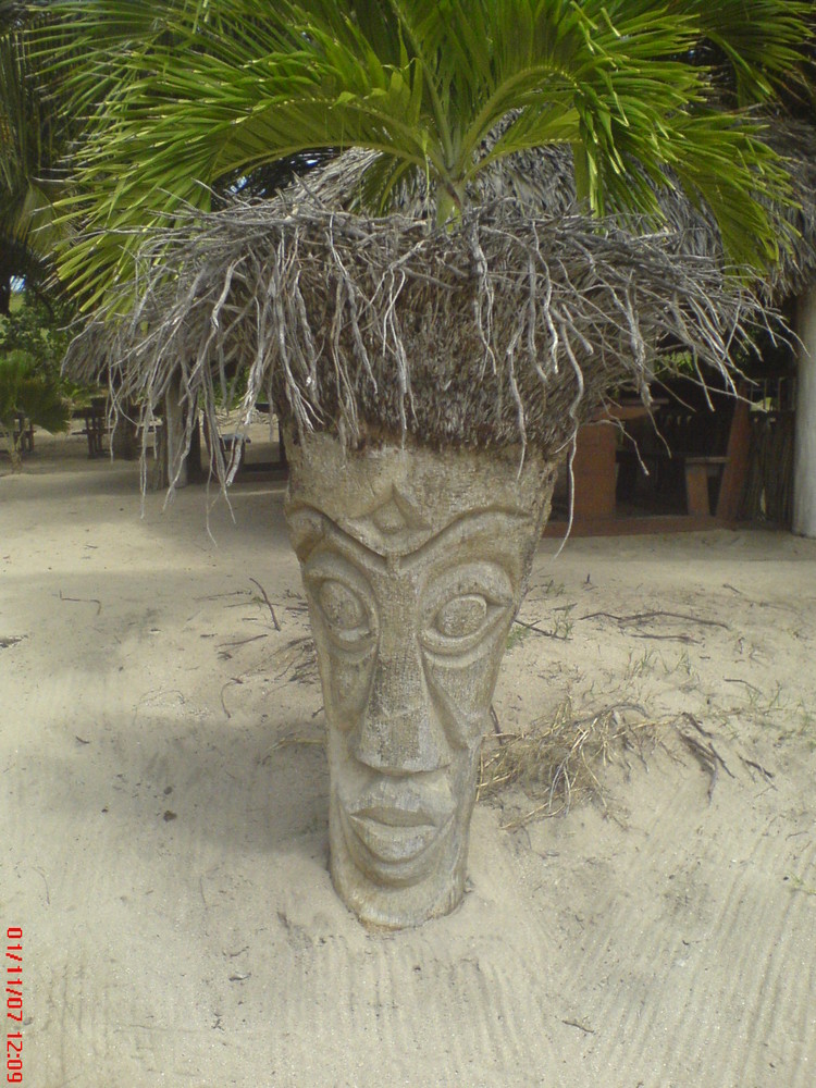 totem sur fond de plage Caribeen à "Pinel island" au nord de St Martin