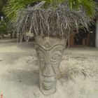 totem sur fond de plage Caribeen à "Pinel island" au nord de St Martin