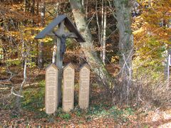 Totenbretter und Wegkreuz als Denkmäler auf dem Steinberg bei Gilching