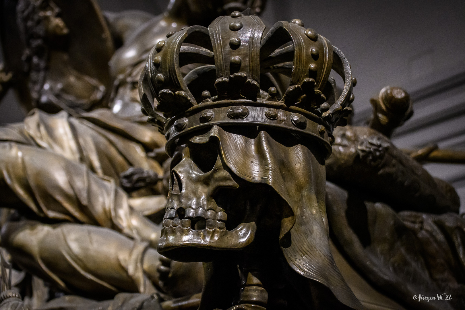 Totenkopf mit Krone
