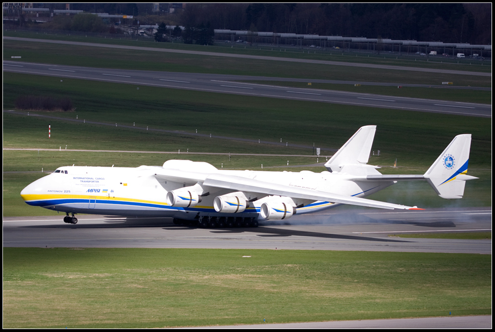 -- Touchdown der AN-225 in Hamburg --