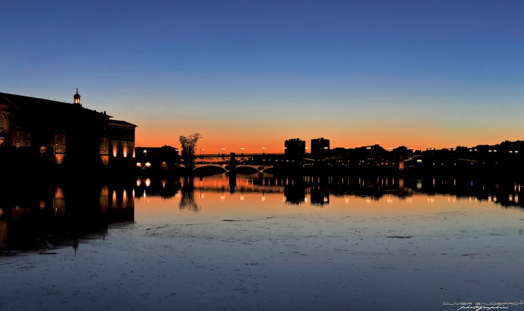 Toulouse - Couleurs chaudes de la nuit sur la Garonne