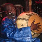 Toumani Diabaté in der Fabrik erklaert sein Instrument - die Kora