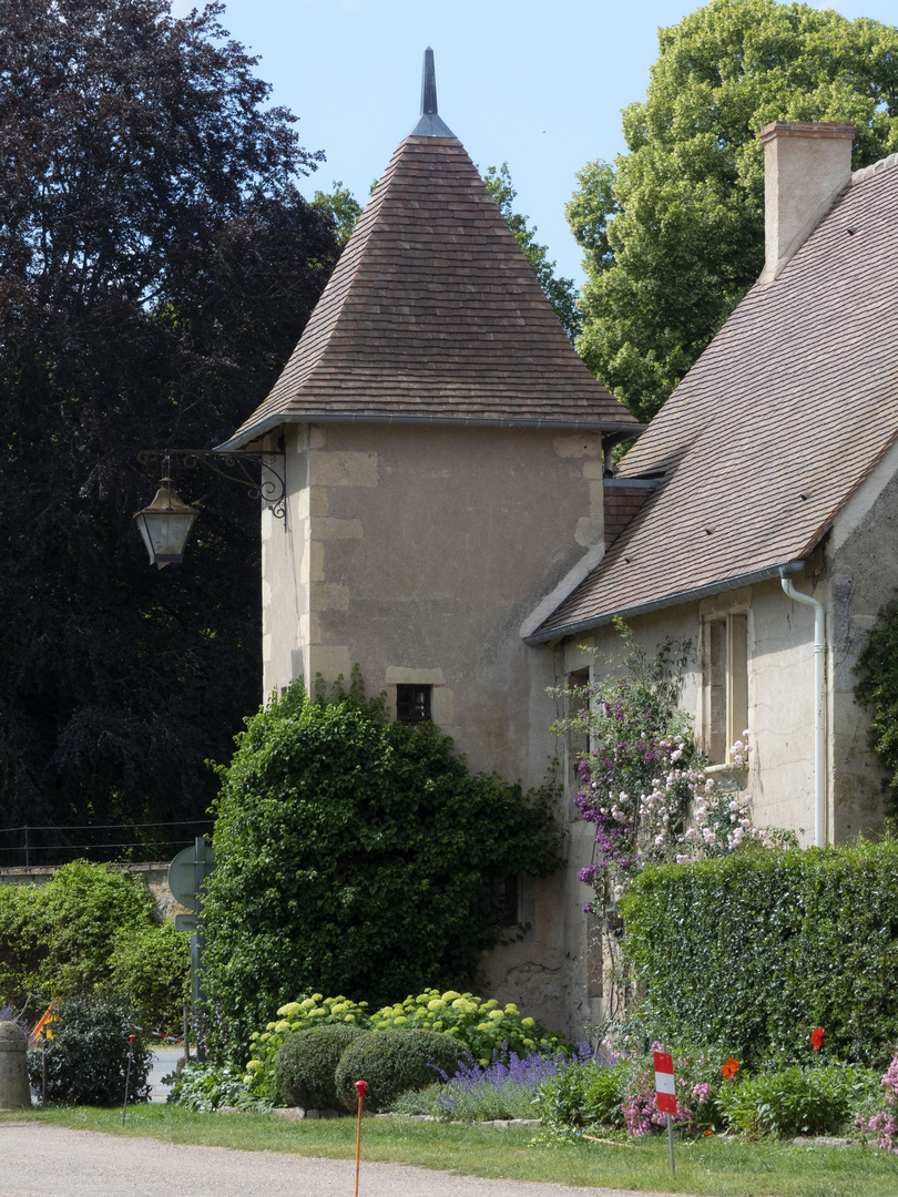 Tour dans le village fleuri d'Apremont sur Allier