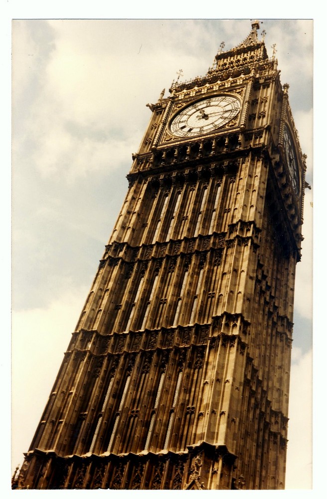 TOUR DE PISE ? NON : BIG BEN !!