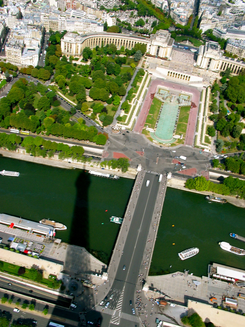 Tour dÉiffel im Schatten