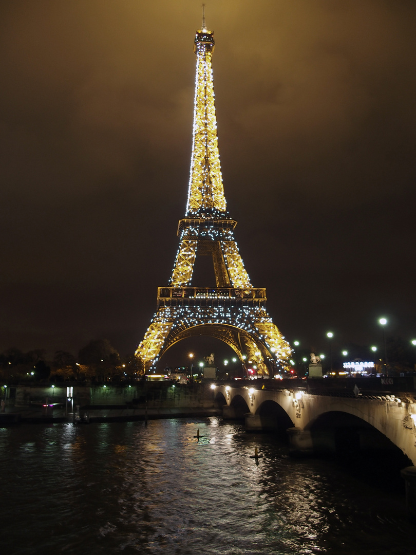 Tour Eiffel at night (Copyright Tour Eiffel - Illuminations Pierre Bideau)