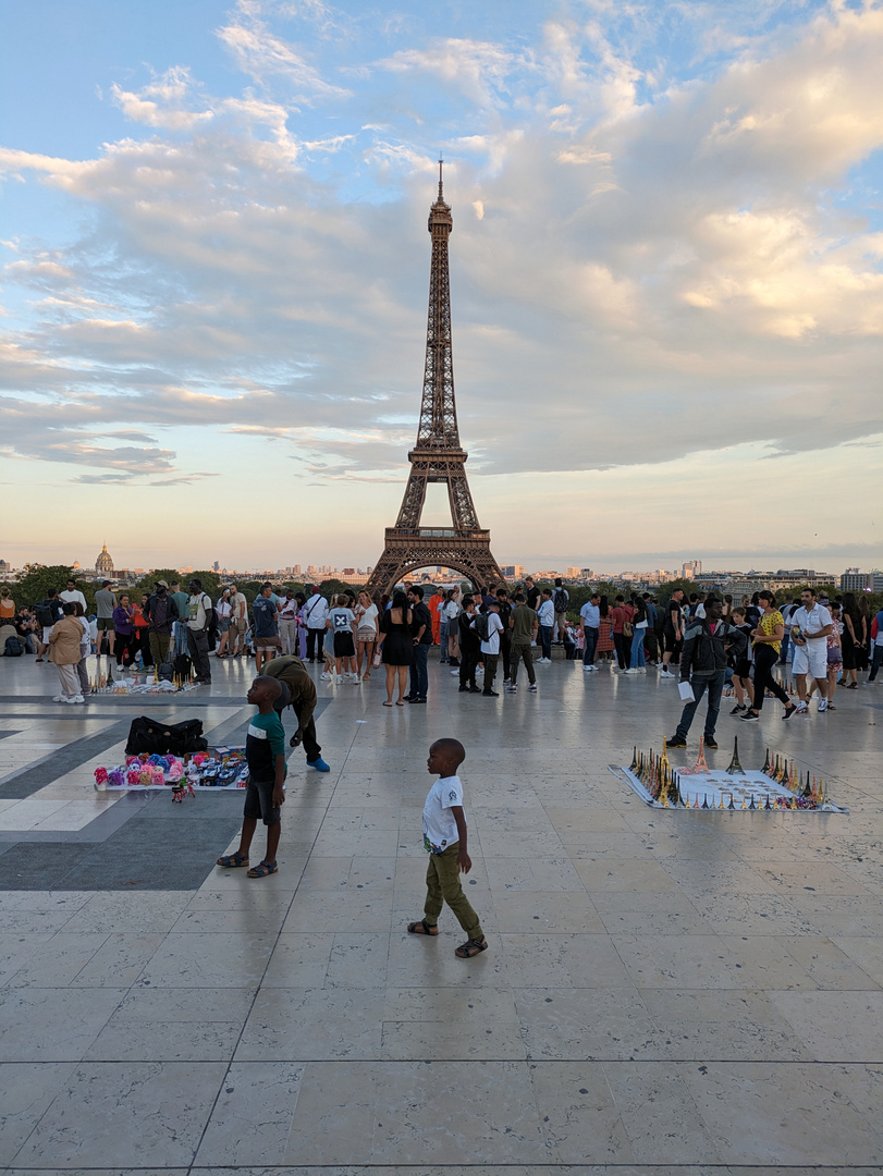Tour Eiffel behind a child an afternoon