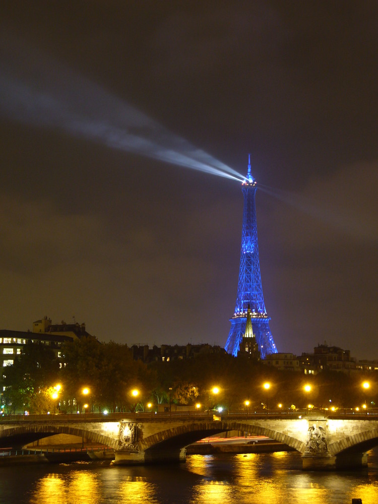 tour eiffel bleutée