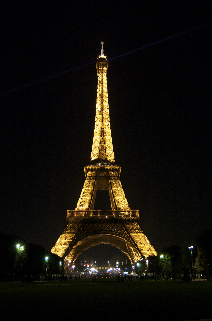 tour eiffel by night