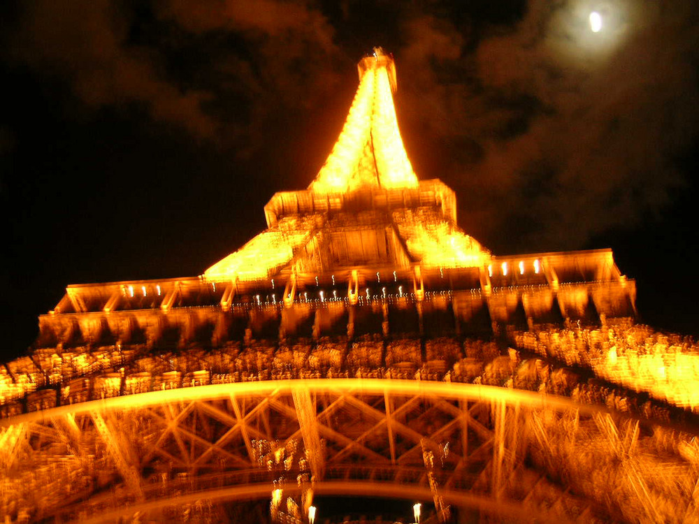 tour eiffel by night with moon