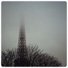 Tour Eiffel dans les nuages