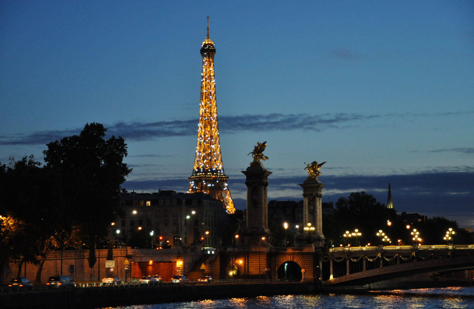 Tour Eiffel, Pont Alexandre, ed il battello dai lunghi tempi.