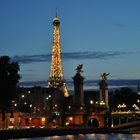 Tour Eiffel, Pont Alexandre, ed il battello dai lunghi tempi.