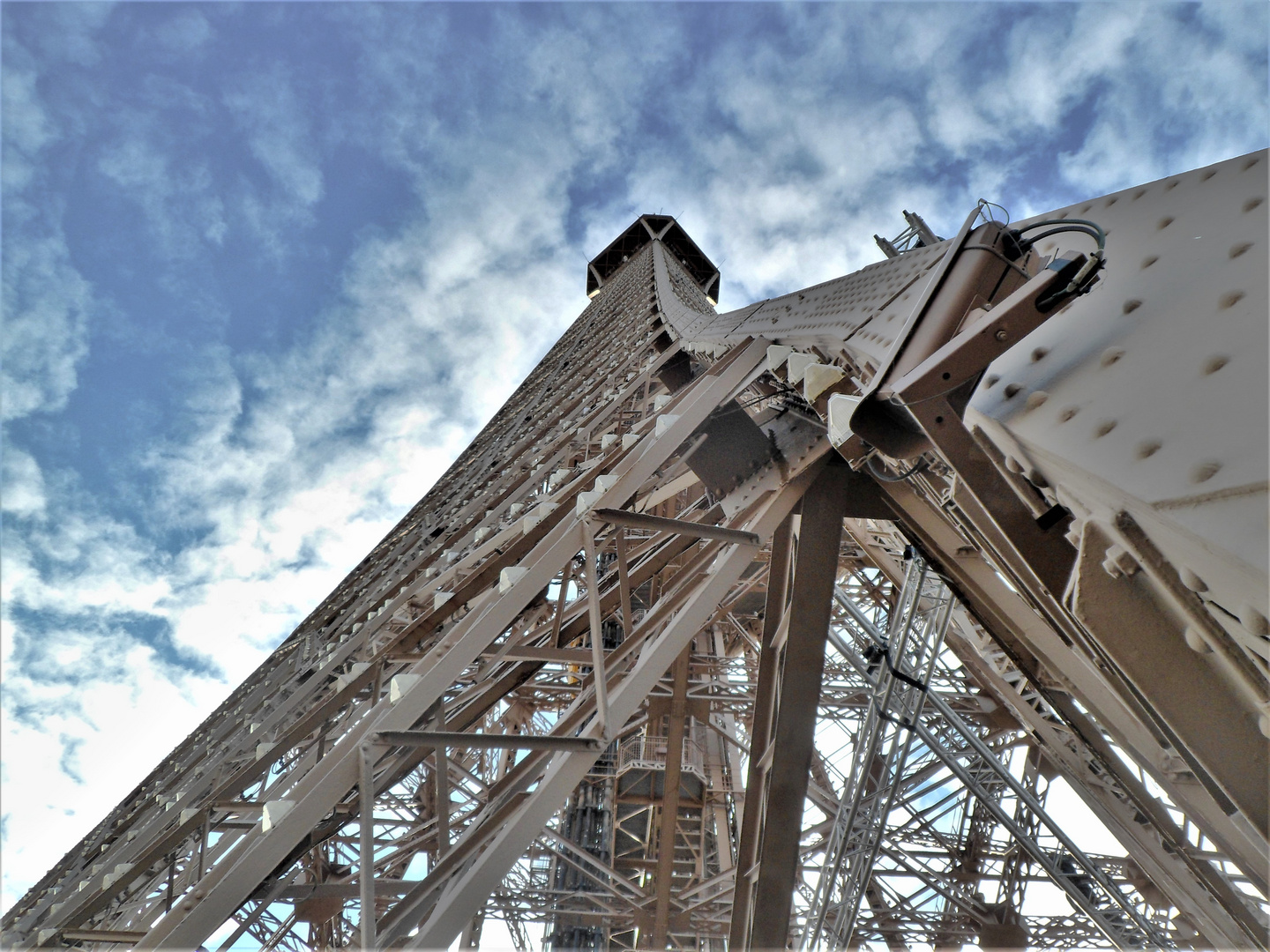 Tour Eiffel prise en 3/4 diagonale