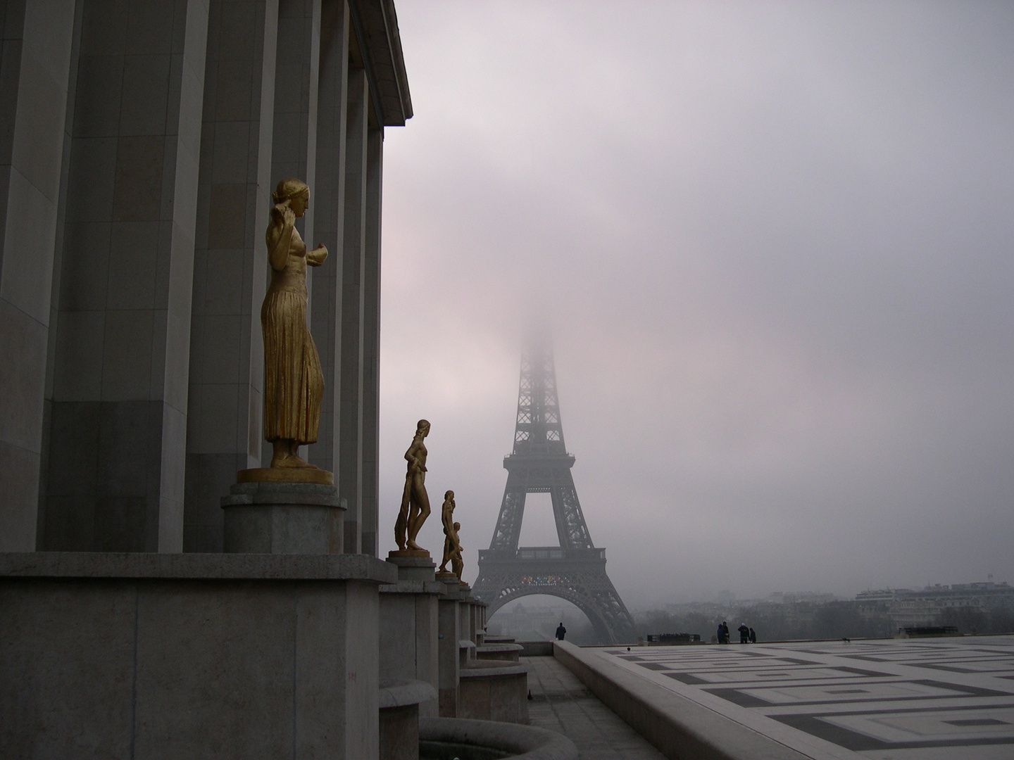 Tour Eiffel sous les nuages