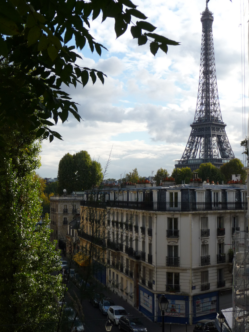 Tour eiffel sur immeuble.