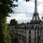 Tour eiffel sur immeuble.