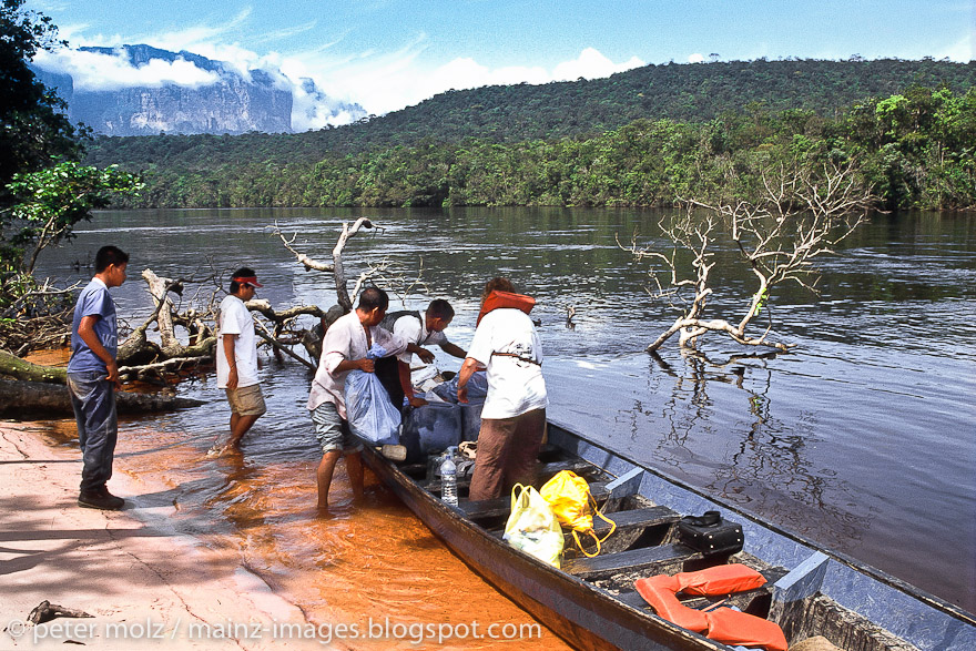 Tour in dugout on Rio Carrao in Canaima National park / Venezuela 2001