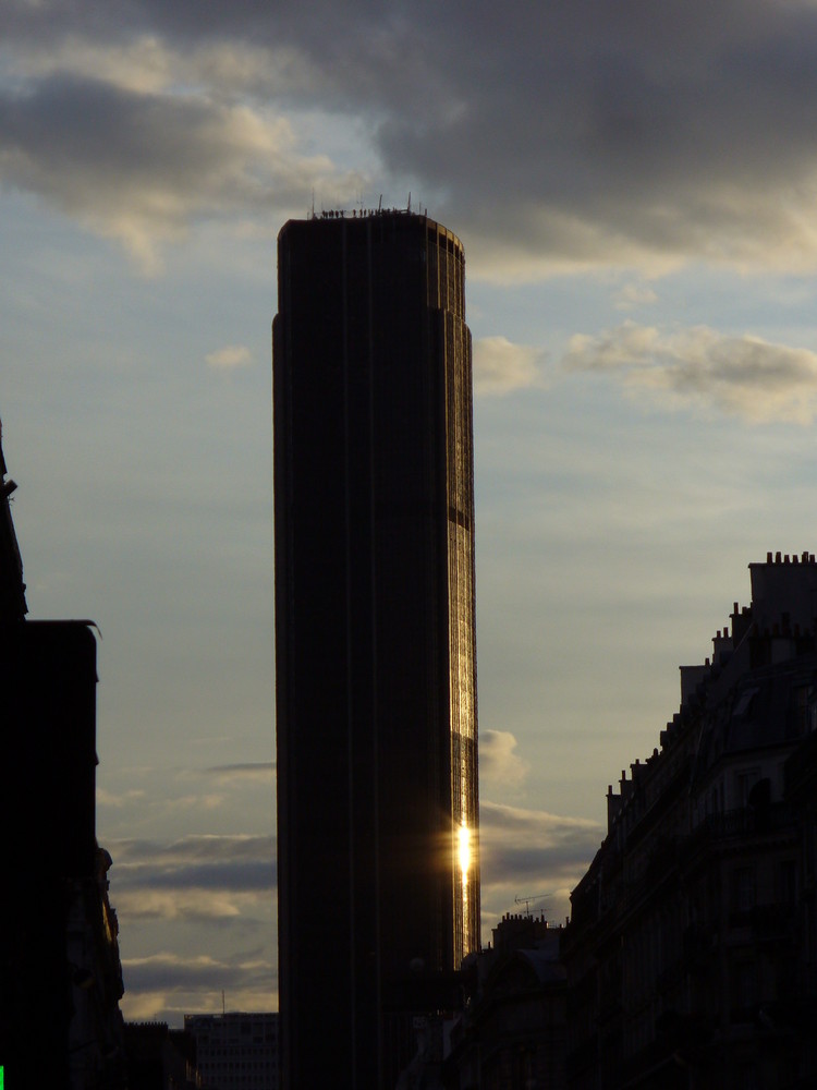 Tour Monparnasse au couché du soleil