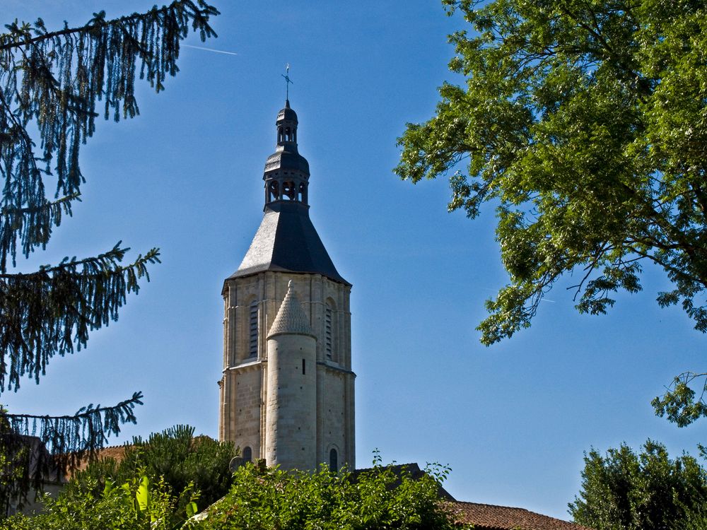 Tour octogonale et clocher de l’Eglise St-Nicolas de Civray dans leur nouvelle robe après rénovation