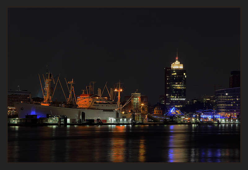 Touriknips - Die Cap San Diego in Hamburg bei Nacht