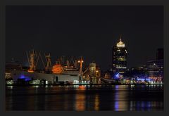 Touriknips - Die Cap San Diego in Hamburg bei Nacht