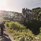 Touris an der Burg Eltz