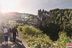 Touris an der Burg Eltz