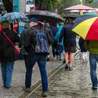 TOURIS IM REGEN AM URLAUBSZIEL