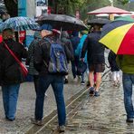 TOURIS IM REGEN AM URLAUBSZIEL