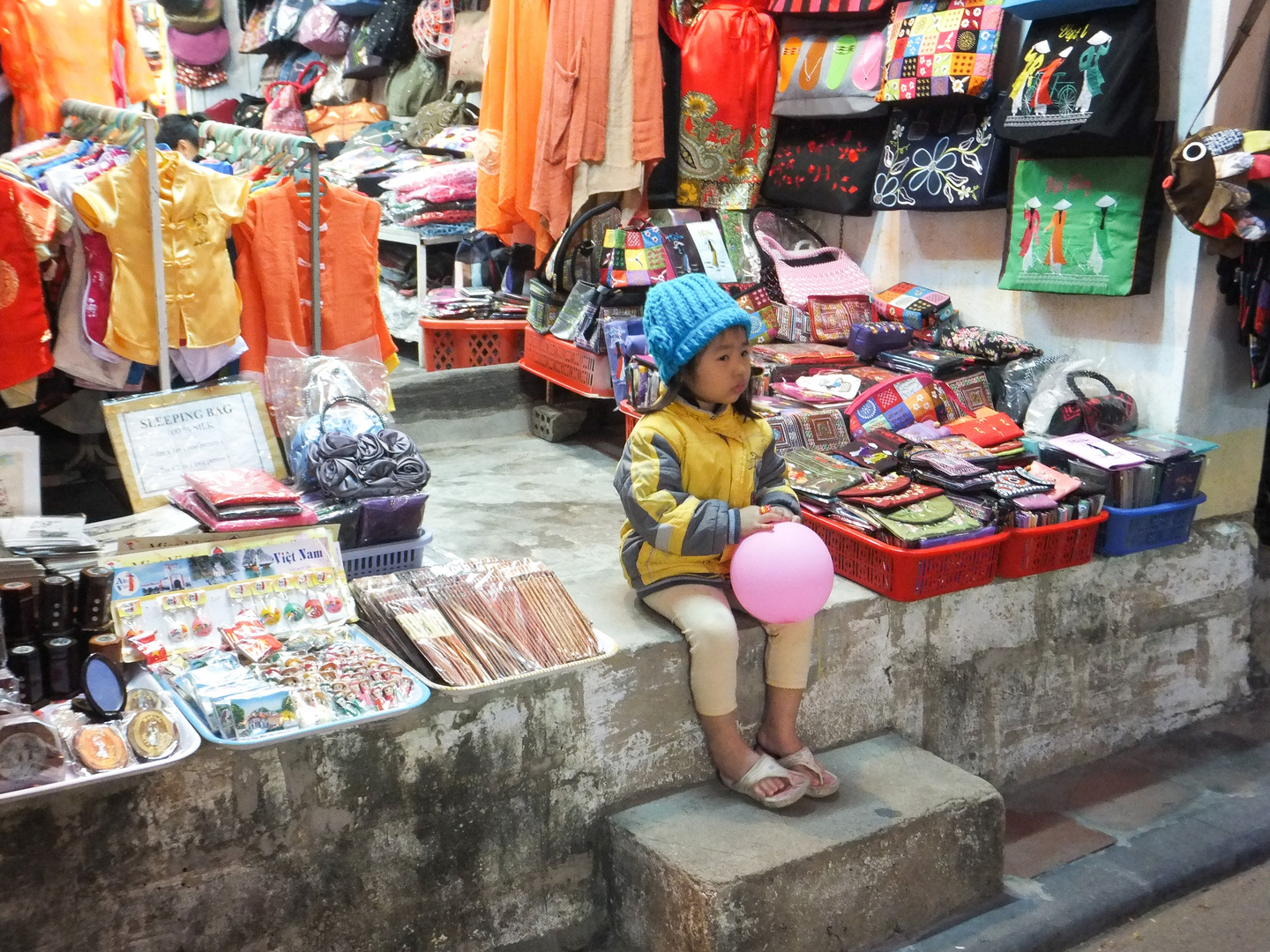 Tourishop in Vietnam - Die Tochter hilft mit.