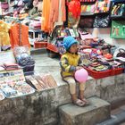 Tourishop in Vietnam - Die Tochter hilft mit.