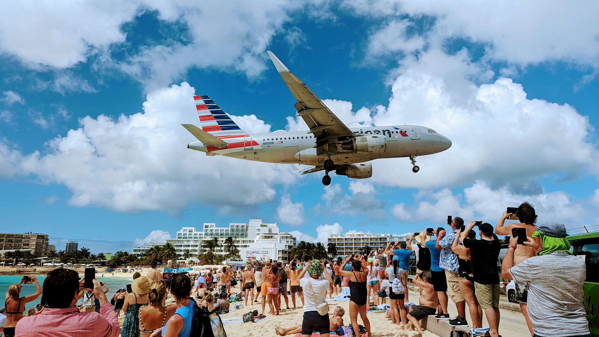 Touristen am Maho Beach - St. Maarten / Karibik