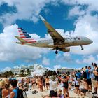 Touristen am Maho Beach - St. Maarten / Karibik