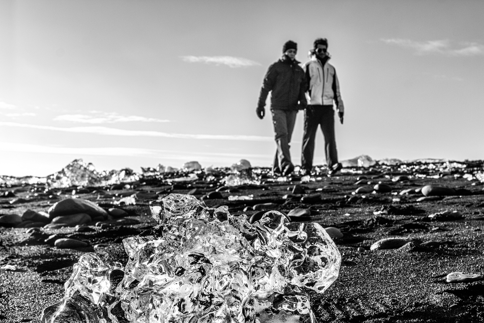 Touristen am schwarzen Eisstrand Jökulsarlon