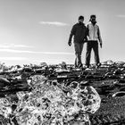 Touristen am schwarzen Eisstrand Jökulsarlon