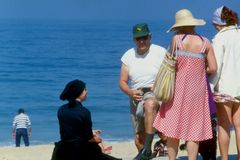 Touristen am Strand von Nazaré