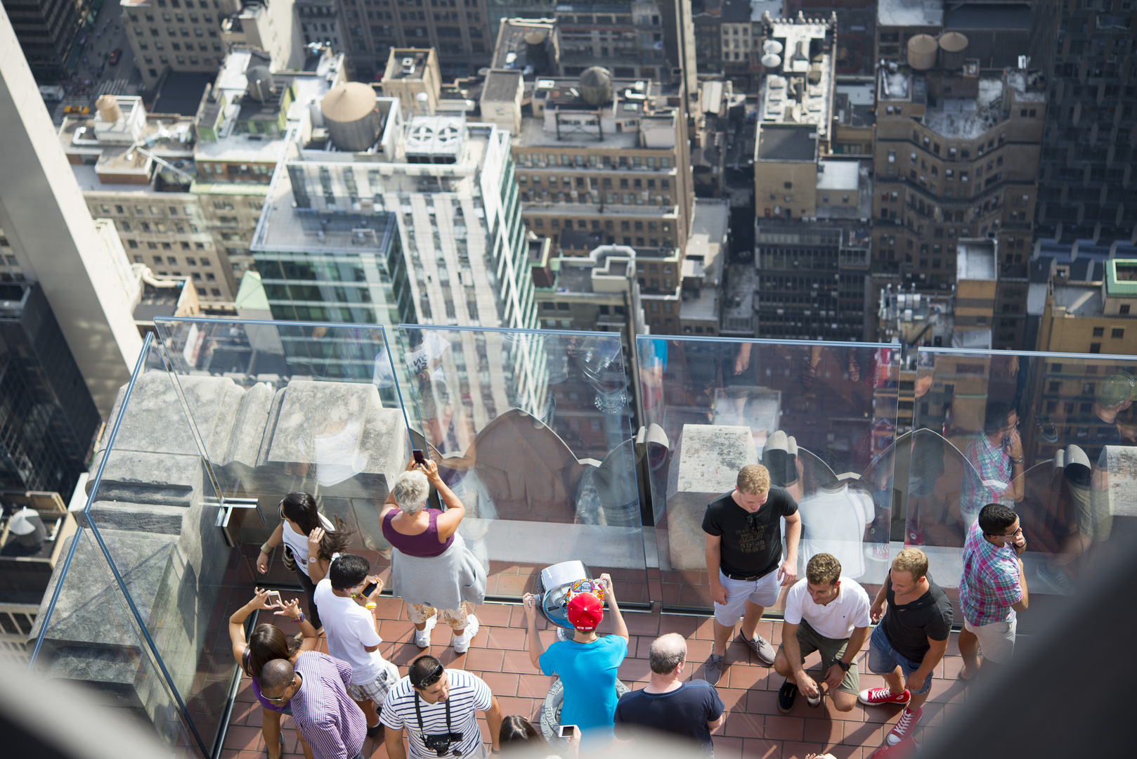 Touristen auf dem Rockefeller Center in New York